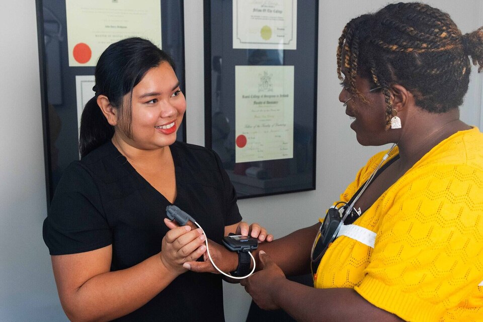 SLEEPMEDIK staff explaining a device